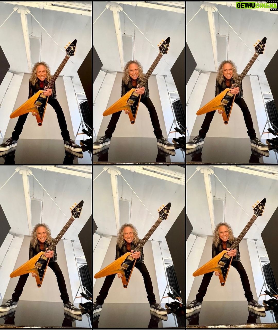 Kirk Hammett Instagram - The more the merrier !! Photo📸by @rosshalfin ⚡️🎸⚡️With @gibsonguitar 🤘