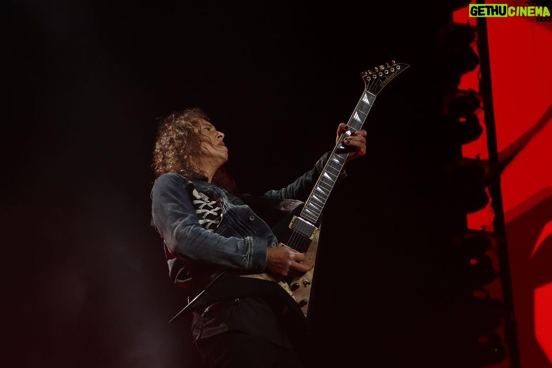 Kirk Hammett Instagram - Into the skies … 🎶 💀 photo📸by @photosbyjeffyeager #metinportoalegre #metallicafamily @metallica