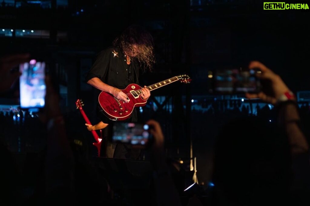 Kirk Hammett Instagram - ‘Tis the season … ⚡️ for @metallica 🤟 photo📸by @brettmurrayphotography