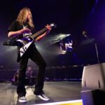 Kirk Hammett Instagram - V for victory 🤟 #M72Detroit photo📸by @brettmurrayphotography #metontour @metallica @epiphone