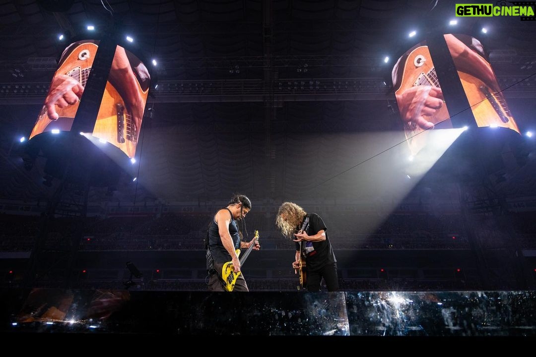 Kirk Hammett Instagram - Brothers in arms 🎸photo📸by @brettmurrayphotography #metontour @metallica