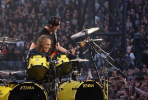 Kirk Hammett Instagram - Happy Birthday Lars !!
Love you bro, here’s to so many more ! 
Looking forward to making a lotta noise in the New Year !!!
Xoxox

( b&w photo📸by @rosshalfin color photo📸by @photosbyjeffyeager ) ⚡️🤟⚡️