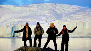 Kirk Hammett Instagram - #tbt !!! 🧊 🎸 🧊 Super cool (😆) ❄️photos by @rosshalfin #metinantarctica