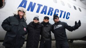 Kirk Hammett Instagram - #tbt !!! 🧊 🎸 🧊 Super cool (😆) ❄️photos by @rosshalfin #metinantarctica