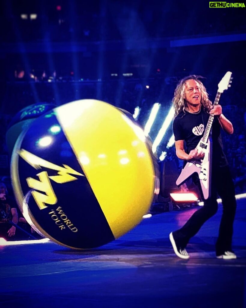 Kirk Hammett Instagram - St. Louis action shot ⚡️ #rocknroll #m72stl #metontour photo📸by @bigdaddyb.inatree #epiphone