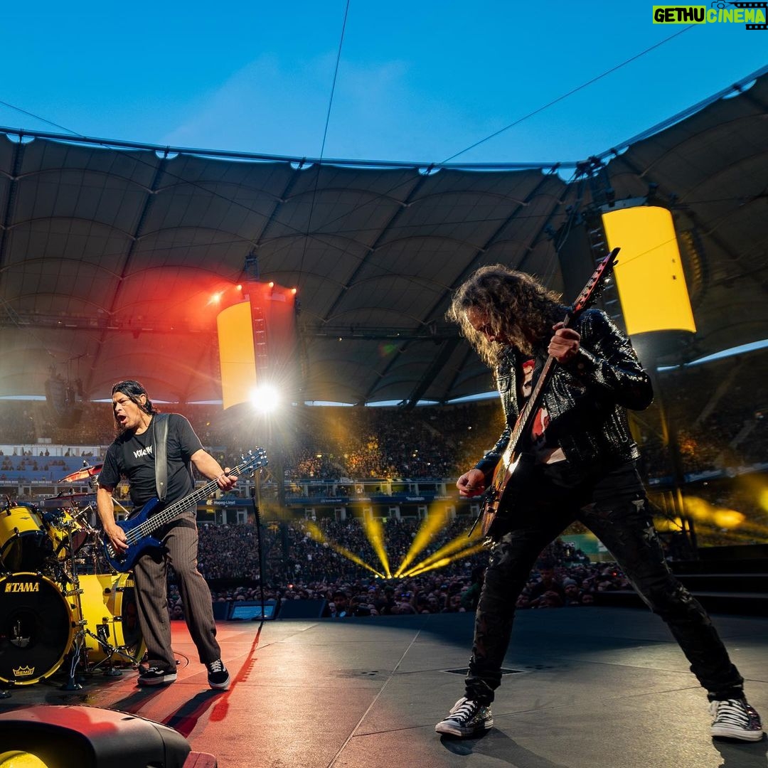 Kirk Hammett Instagram - #fbf ⚡️🎸⚡️ photo📸by @brettmurrayphotography #metinhamburg @metallica (were you 🫵 there?)