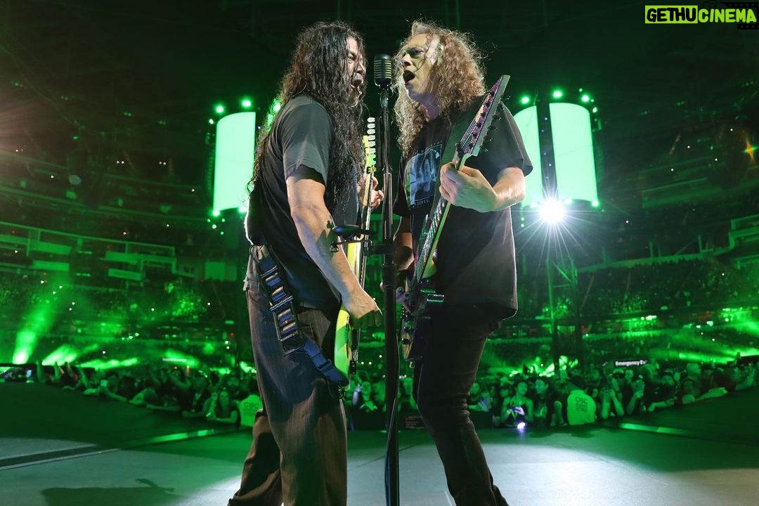 Kirk Hammett Instagram - It takes two … ⚡️🎸⚡️ 🤘photo📸by @photosbyjeffyeager