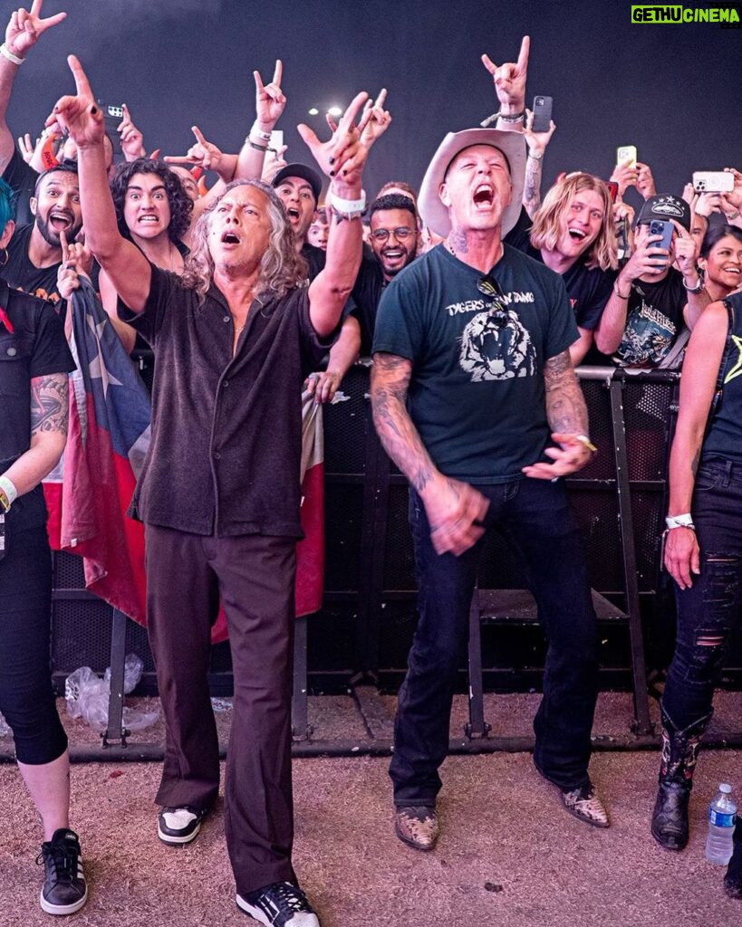 Kirk Hammett Instagram - Paying tribute to the Metal Gods 🤘🏻🎸 #judaspriest ⚡️⚡️ photo📸by @rosshalfin ⚡️⚡️ @judaspriest @powertrip_live #powertrip
