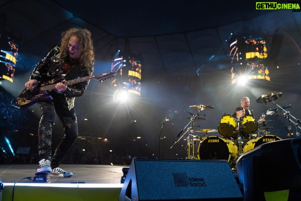 Kirk Hammett Instagram - You know what time it is … ⚡️⚡️⚡️ 🤘 photo📸by @brettmurrayphotography #metallica @metallica