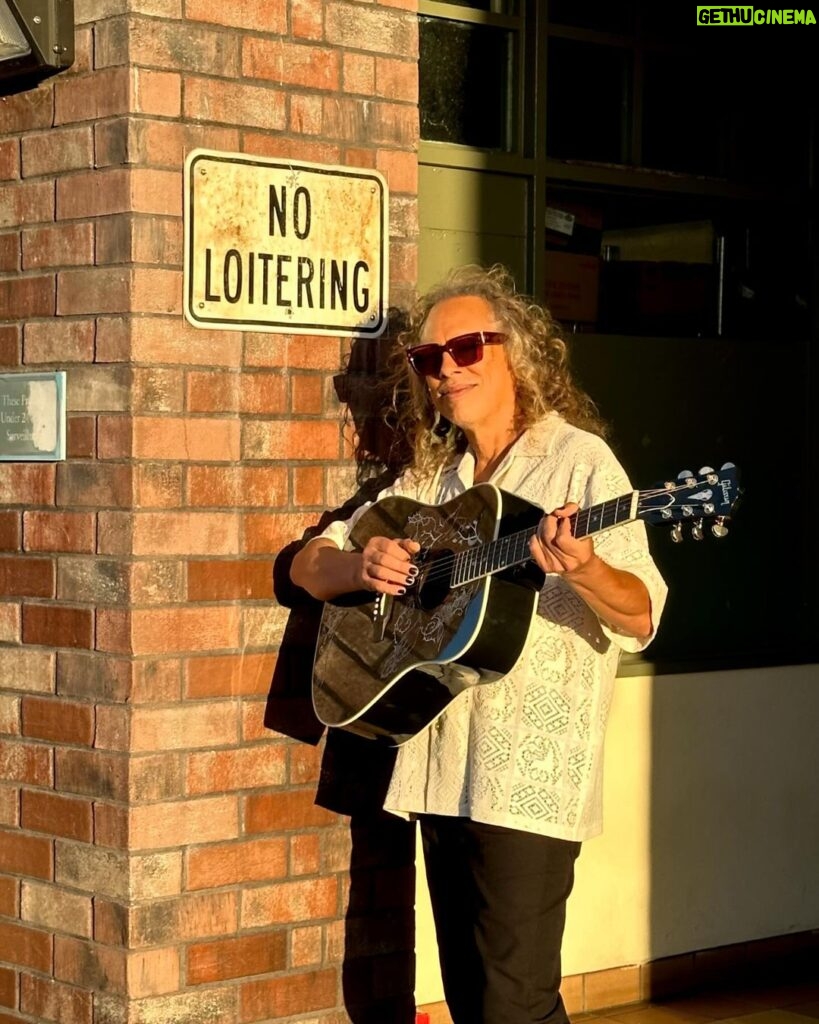 Kirk Hammett Instagram - Caught busking - photo📸by @rosshalfin #heavymetalbusker