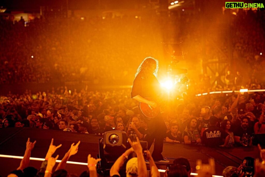 Kirk Hammett Instagram - ⚡️ blinded by the light ⚡️ 🤘 photo📸by @rosshalfin #metallica