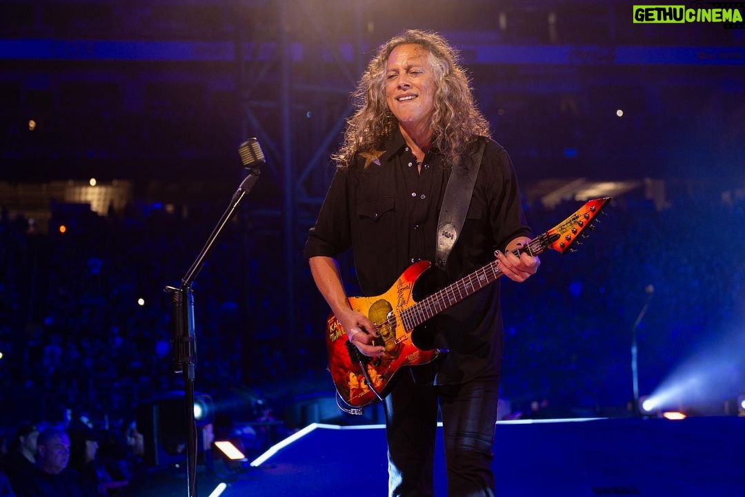Kirk Hammett Instagram - When someone tells me it’s October … 🎃 🎸 🦇 #mummymonday photo📸by @brettmurrayphotography