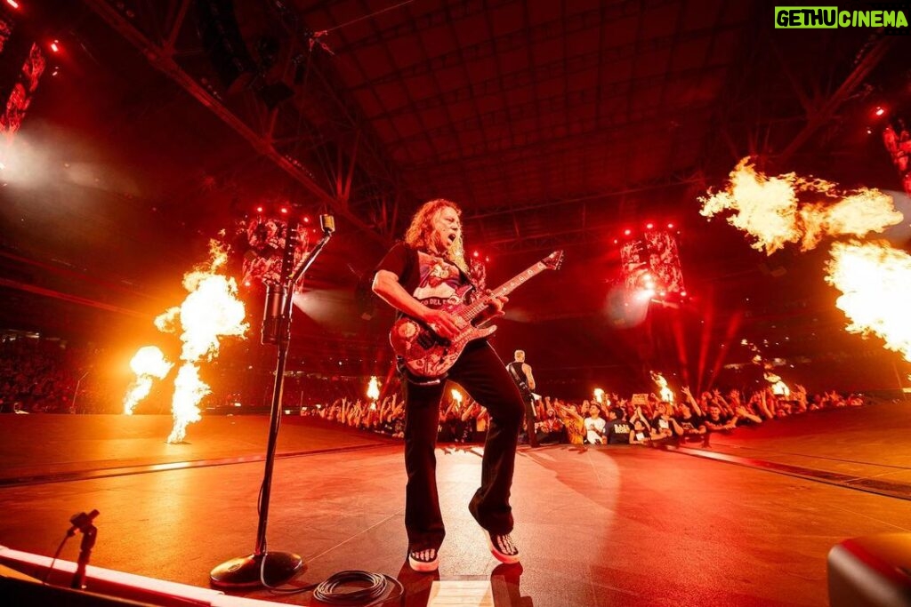 Kirk Hammett Instagram - Feel the Heat !! 🔥 photo📸by @rosshalfin ⚡️⚡️⚡️ @metallica
