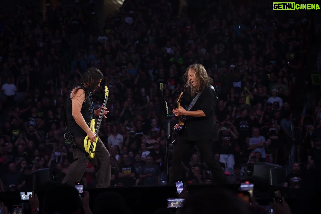 Kirk Hammett Instagram - Phoenix take 2 ⚡️⚡️ photo📸by @photosbyjeffyeager 🤘 @metallica @robtrujillo