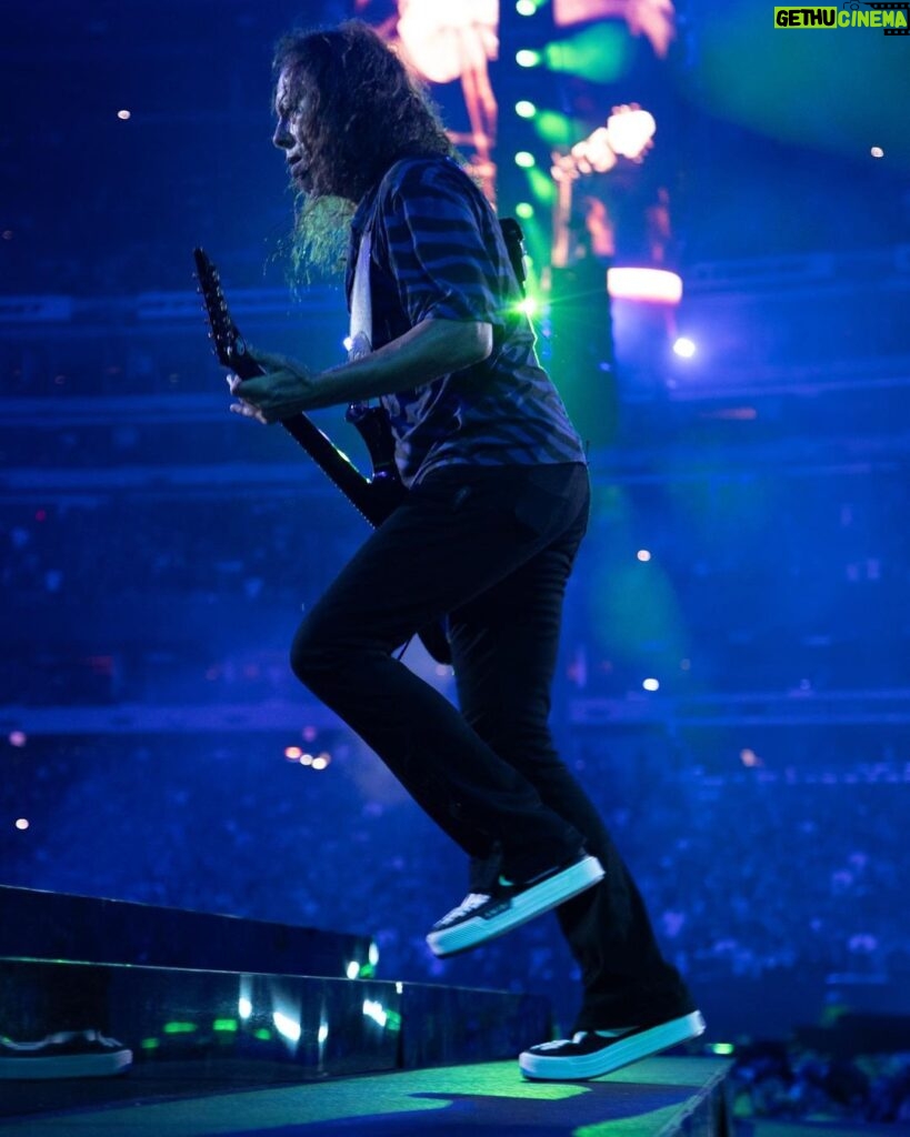 Kirk Hammett Instagram - Heavy metal running man 🤘 photo📸by @brettmurrayphotography #metallica @metallica #metontour #m72eastrutherford