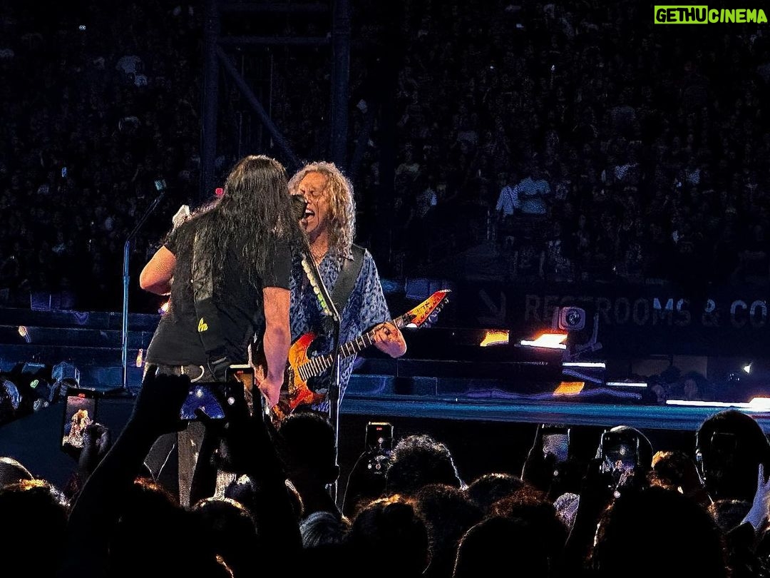 Kirk Hammett Instagram - 🤘seeking and destroying 🤘 @metallica #metallica #m72eastrutherford #metfamily #metontour Photo📸by @shelleyv1666