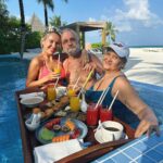 Klavdiya Vysokova Instagram - В детстве они вели меня за руку познавать мир. Теперь их веду я 🥹🌴🙏🏼 Они счастливы, а для меня это важнее всего! Спасибо большое @xenia_dimakova за то, что помогла мне всё придумать и организовать! ❤️ Спасибо нашему отелю @kudavillingiliresort и особенно невероятно заботливому персоналу; я поражена, с какой любовью они делали каждую мелочь для нас! Спасибо @lotivacation за самый прекрасный перелёт в жизни Бабули и Дедули!! ✈️ Блин, это дорогого стоит!!! И речь не про деньги, а про бесценное отношение к моей семье и ко мне!! Я переполнена любовью, а значит мы все сделали правильно 💋 Kuda Villingili