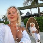 Klavdiya Vysokova Instagram - В детстве они вели меня за руку познавать мир. Теперь их веду я 🥹🌴🙏🏼 Они счастливы, а для меня это важнее всего! Спасибо большое @xenia_dimakova за то, что помогла мне всё придумать и организовать! ❤️ Спасибо нашему отелю @kudavillingiliresort и особенно невероятно заботливому персоналу; я поражена, с какой любовью они делали каждую мелочь для нас! Спасибо @lotivacation за самый прекрасный перелёт в жизни Бабули и Дедули!! ✈️ Блин, это дорогого стоит!!! И речь не про деньги, а про бесценное отношение к моей семье и ко мне!! Я переполнена любовью, а значит мы все сделали правильно 💋 Kuda Villingili