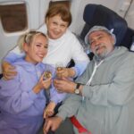 Klavdiya Vysokova Instagram - Угадай, куда летим такой компашкой ✈️😍 Знаю одно: это будет просто улеееетный отпуск!! 🤪 Во-первых, со мной любимые ба, деда и сис, а с такой компашкой по-другому не может быть)) А для любимок все самое лучшее, поэтому мы летим на Lujo BlackJet от @lotivacations , вайб отпуска начался с первых секунд, как мы в него сели 😍 Ба и Дед в полном восторге, мы тоже!!! Смотрите обзор в конце карусели, будете умиляться и хохотать))) 🛬 #loti #lotivocations #lujoblackjet