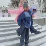 Klavdiya Vysokova Instagram - Сбежали из пинтерест, надев свои лучшие луки ❤️ Какой из наших парных образов нравится больше?)) P.S. у ребят на аккаунте сейчас проходит poзыгpыш, переходи @feelz.ru и выигрывай образы как у нас 😉 Рекламодатель: ООО ФИЛЗ, erid: 2SDnjdfcLXr ИНН 5902063061 ОГРН 1225900008333