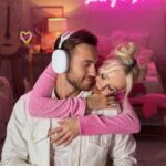 Klavdiya Vysokova Instagram - Барби и Кен 💞 Наш клип «(не)Бесишь» с сегодняшнего дня на YouTube, а трек на всех цифровых площадках 🌟 Напомню, в клипе снимались ВСЕ участники шоу «Сердце Клавы», а режиссировал его мой Саня 🎬 Ссылка в био 🔗