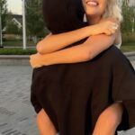 Klavdiya Vysokova Instagram - Последний риллс в капюшоне 😀 А что милого вас бесит в вашей второй половинке?)❤️‍🔥👇🏼 P.S. Трек #НеБесишь уже доступен эксклюзивно в VK Музыке, переходите по ссылке в шапке профиля! Ну и я жду ваших видео под звук 💋 Лучшим подарю футболки из своего мерча 🎁