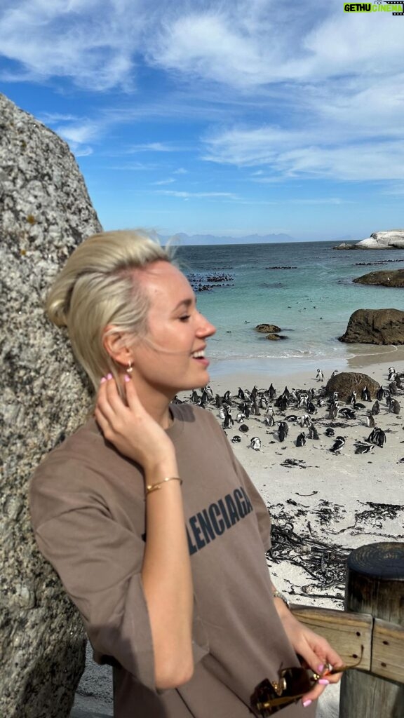 Klavdiya Vysokova Instagram - Прилететь на край света, чтобы увидеть колонию пингвинов в дикой природе 🐧 Первое желание 2024 исполнено! ✅ Боже, как я счастлива 😍 Желаю всем вам реализовать задуманное, делитесь в комментариях своими планами ❤️ Boulders Bay Penguin Colony