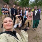 Klavdiya Vysokova Instagram - Самые СЛОЖНЫЕ съемки в жизни. Третья серия «Сердце Клавы», которая все перевернула полностью и открыла мне глаза… мы несколько дней выживали вместе в лесу. Это была настоящая проверка на честность ребят и на их мужские качества. Серия идет всего два часа, а для нас это было 4 дня нон-стоп нахождения рядом друг с другом без связи, полностью оторванными от цивилизации. Так что 99% процентов того, что было - просто не поместилось в монтаж. Песни под гитару и разговоры всю ночь у костра, много диалогов наедине вообще без камер, первые слёзы, первое свидание втроём и поцелуй… Да и каждое из свиданий в реальности длились не менее 2-3 часов, а в эфир входит всего минут 5… Но эфир - это для зрителей. А мы там проживали реально маленькую жизнь и главной целью для меня было разобраться в том, кто есть кто, и понять свои чувства. Ведь я уже начала открывать свое сердце! Детектор лжи заставил посмотреть на некоторых парней иначе и порой от правды было больно. Я еле сдерживала слёзы и в моменте обиду. Ведь когда на тебя льется ледяная помойная вода за их каждую ложь… И потом вы смотрите друг другу в глаза… 💔 Для чистоты эксперимента у каждого из ребят был расширенный детектор лжи до съемок БЕЗ камер (о котором я не знала). Но на основании полученных результатов я также принимала решение, кто же уйдёт. Можно много говорить о том, что тест не стопроцентный, ребята могли переволноваться и прочее, но у меня не было времени разбираться в каждой из ситуаций... Для себя я сохранила только самые лучше воспоминания о каждом из парней! А таких было очень много! 🙏🏼 (и пусть многое останется только между нами). Но, посмотрев серию, я всё же пожалела о том, что попрощалась с одним из участников. И пожалела, что оставила другого… но в моменте я не знала и не видела того, как ребята ведут себя без меня и что они говорят… А вы что думаете? Какие у вас мысли после просмотра? 👇🏼
