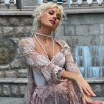 Klavdiya Vysokova Instagram - Сказка, воплотившаяся в жизнь! 🕊️ Сегодня выходит 2-я серия «Сердце Клавы» - это просто кино!!! Чего стоят одни образы и первые свидания 💔😍 Предлагаю всем устраиваться поудобнее, включать «Пятницу» и обсуждать всё в реальном времени в комментах! 👇🏼 Царство-Королевство