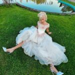 Klavdiya Vysokova Instagram - Смотрю первую серию #СердцеКлавы и не верю, что это происходило со мной!! 😍 Столько парней пришли бороться за мое сердце)) ❤️ Впервые вижу их интервью и что они говорили за кадром… Некоторых парней, которые не прошли дальше, я так и не увидела, вот только смотрю на них сейчас)) Эмоций куча, давайте прям в комментариях в онлайн-режиме обсуждать серию, кто ваш краш?))