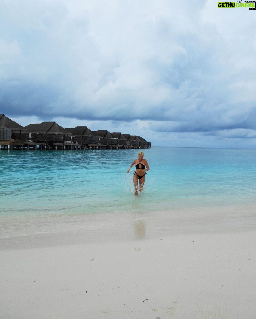 Klavdiya Vysokova Instagram - В рай мне пока рано, но я тут уже побывала 🌴☀️ Anantara Kihavah Maldives Villas
