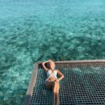 Klavdiya Vysokova Instagram - Прогреваю вас к треку солнечными фотками из райского места @anantarakihavah 🏝️💛 Наша поездка случилась супер спонтанно, но организована на высшем уровне)) спасибо моему 👼🏼🤍 и нашему другу @artem_venskel за помощь! 🫶🏼 нам оставалось просто собрать чемодан и наслаждаться отдыхом😍 кто хочет побывать в такой же красоте, теперь вы знаете кому писать ❤️‍🔥(Сане не надо)) Ну что, какая фотка лучше? 🥰 Anantara Kihavah Maldives Villas