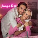 Klavdiya Vysokova Instagram - Барби и Кен 💞 Наш клип «(не)Бесишь» с сегодняшнего дня на YouTube, а трек на всех цифровых площадках 🌟 Напомню, в клипе снимались ВСЕ участники шоу «Сердце Клавы», а режиссировал его мой Саня 🎬 Ссылка в био 🔗