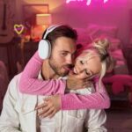 Klavdiya Vysokova Instagram - Барби и Кен 💞 Наш клип «(не)Бесишь» с сегодняшнего дня на YouTube, а трек на всех цифровых площадках 🌟 Напомню, в клипе снимались ВСЕ участники шоу «Сердце Клавы», а режиссировал его мой Саня 🎬 Ссылка в био 🔗