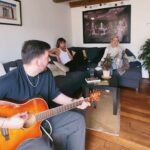 Klavdiya Vysokova Instagram - Когда работа = кайф, команда = семья, то жизнь = МЕЧТА!!! 🥰🎸 Наш мини-евро-тур подошел к концу! 4 ошеломительных концерта в разных городах прошли с аншлагами, а ещё мы с ребятами успели отдохнуть и вдохновиться на новые песни и не только 🙏🏼🩵 Где ещё ждёте мой концерт?)👇🏼 Germany