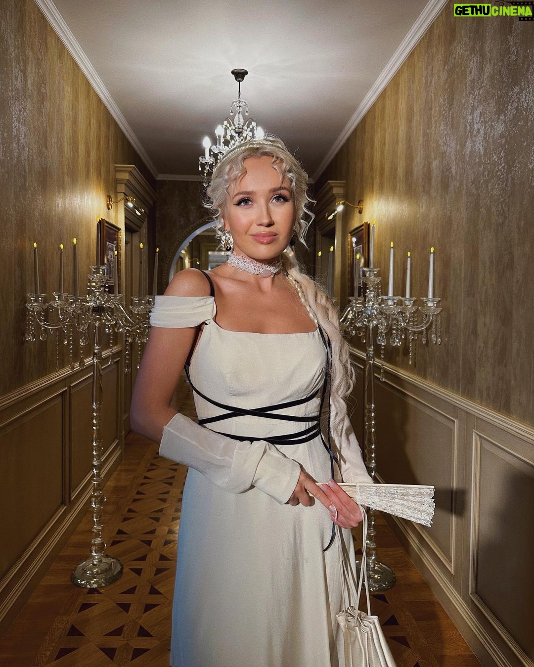 Klavdiya Vysokova Instagram - Финал сказочки через 3 дня! 👸🏼🥀 Эту главу своей жизни я бережно буду хранить в своей памяти всегда! Чего стоили одни образы… 🏰#СердцеКлавы