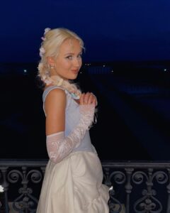 Klavdiya Vysokova Instagram - Финал сказочки через 3 дня! 👸🏼🥀 Эту главу своей жизни я бережно буду хранить в своей памяти всегда! Чего стоили одни образы… 🏰#СердцеКлавы