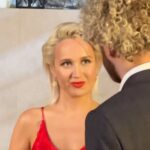 Klavdiya Vysokova Instagram - С кем из парней «Сердце Клавы» шипперите??)) 👇🏼 Смотрим 5-ю серию и обсуждаем в комментах!! Ведь кроме фотосессии, там много что обсудить 💔 Финал уже через неделю!