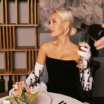 Klavdiya Vysokova Instagram - С кем из парней «Сердце Клавы» шипперите??)) 👇🏼 Смотрим 5-ю серию и обсуждаем в комментах!! Ведь кроме фотосессии, там много что обсудить 💔 Финал уже через неделю!