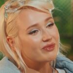 Klavdiya Vysokova Instagram - Самая семейная серия #СердцеКлавы выходит сегодня…. 🥹 После этой серии вы узнаете о моей сентиментальности. Слёзы, дети, свидания, тяжелые расставания и самое главное - знакомство парней с моей семьей. А это значит, что всё становится слишком серьезно… Бабушка - самый мудрый человек в моей жизни, чьими советами я не могу пренебрегать. Она прилетела специально, чтобы пообщаться с каждым из ребят и так удивительно мгновенно считала каждого из них… Это повлияло на моё решение. Главную роль в этой серии сыграло не «сердце Клавы», а мозг… 💔