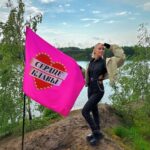 Klavdiya Vysokova Instagram - Самые СЛОЖНЫЕ съемки в жизни. Третья серия «Сердце Клавы», которая все перевернула полностью и открыла мне глаза… мы несколько дней выживали вместе в лесу. Это была настоящая проверка на честность ребят и на их мужские качества. Серия идет всего два часа, а для нас это было 4 дня нон-стоп нахождения рядом друг с другом без связи, полностью оторванными от цивилизации. Так что 99% процентов того, что было - просто не поместилось в монтаж. Песни под гитару и разговоры всю ночь у костра, много диалогов наедине вообще без камер, первые слёзы, первое свидание втроём и поцелуй… Да и каждое из свиданий в реальности длились не менее 2-3 часов, а в эфир входит всего минут 5… Но эфир - это для зрителей. А мы там проживали реально маленькую жизнь и главной целью для меня было разобраться в том, кто есть кто, и понять свои чувства. Ведь я уже начала открывать свое сердце! Детектор лжи заставил посмотреть на некоторых парней иначе и порой от правды было больно. Я еле сдерживала слёзы и в моменте обиду. Ведь когда на тебя льется ледяная помойная вода за их каждую ложь… И потом вы смотрите друг другу в глаза… 💔 Для чистоты эксперимента у каждого из ребят был расширенный детектор лжи до съемок БЕЗ камер (о котором я не знала). Но на основании полученных результатов я также принимала решение, кто же уйдёт. Можно много говорить о том, что тест не стопроцентный, ребята могли переволноваться и прочее, но у меня не было времени разбираться в каждой из ситуаций... Для себя я сохранила только самые лучше воспоминания о каждом из парней! А таких было очень много! 🙏🏼 (и пусть многое останется только между нами). Но, посмотрев серию, я всё же пожалела о том, что попрощалась с одним из участников. И пожалела, что оставила другого… но в моменте я не знала и не видела того, как ребята ведут себя без меня и что они говорят… А вы что думаете? Какие у вас мысли после просмотра? 👇🏼