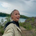 Klavdiya Vysokova Instagram - Самые СЛОЖНЫЕ съемки в жизни. Третья серия «Сердце Клавы», которая все перевернула полностью и открыла мне глаза… мы несколько дней выживали вместе в лесу. Это была настоящая проверка на честность ребят и на их мужские качества. Серия идет всего два часа, а для нас это было 4 дня нон-стоп нахождения рядом друг с другом без связи, полностью оторванными от цивилизации. Так что 99% процентов того, что было - просто не поместилось в монтаж. Песни под гитару и разговоры всю ночь у костра, много диалогов наедине вообще без камер, первые слёзы, первое свидание втроём и поцелуй… Да и каждое из свиданий в реальности длились не менее 2-3 часов, а в эфир входит всего минут 5… Но эфир - это для зрителей. А мы там проживали реально маленькую жизнь и главной целью для меня было разобраться в том, кто есть кто, и понять свои чувства. Ведь я уже начала открывать свое сердце! Детектор лжи заставил посмотреть на некоторых парней иначе и порой от правды было больно. Я еле сдерживала слёзы и в моменте обиду. Ведь когда на тебя льется ледяная помойная вода за их каждую ложь… И потом вы смотрите друг другу в глаза… 💔 Для чистоты эксперимента у каждого из ребят был расширенный детектор лжи до съемок БЕЗ камер (о котором я не знала). Но на основании полученных результатов я также принимала решение, кто же уйдёт. Можно много говорить о том, что тест не стопроцентный, ребята могли переволноваться и прочее, но у меня не было времени разбираться в каждой из ситуаций... Для себя я сохранила только самые лучше воспоминания о каждом из парней! А таких было очень много! 🙏🏼 (и пусть многое останется только между нами). Но, посмотрев серию, я всё же пожалела о том, что попрощалась с одним из участников. И пожалела, что оставила другого… но в моменте я не знала и не видела того, как ребята ведут себя без меня и что они говорят… А вы что думаете? Какие у вас мысли после просмотра? 👇🏼