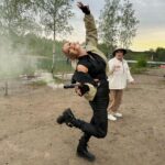 Klavdiya Vysokova Instagram - Самые СЛОЖНЫЕ съемки в жизни. Третья серия «Сердце Клавы», которая все перевернула полностью и открыла мне глаза… мы несколько дней выживали вместе в лесу. Это была настоящая проверка на честность ребят и на их мужские качества. Серия идет всего два часа, а для нас это было 4 дня нон-стоп нахождения рядом друг с другом без связи, полностью оторванными от цивилизации. Так что 99% процентов того, что было - просто не поместилось в монтаж. Песни под гитару и разговоры всю ночь у костра, много диалогов наедине вообще без камер, первые слёзы, первое свидание втроём и поцелуй… Да и каждое из свиданий в реальности длились не менее 2-3 часов, а в эфир входит всего минут 5… Но эфир - это для зрителей. А мы там проживали реально маленькую жизнь и главной целью для меня было разобраться в том, кто есть кто, и понять свои чувства. Ведь я уже начала открывать свое сердце! Детектор лжи заставил посмотреть на некоторых парней иначе и порой от правды было больно. Я еле сдерживала слёзы и в моменте обиду. Ведь когда на тебя льется ледяная помойная вода за их каждую ложь… И потом вы смотрите друг другу в глаза… 💔 Для чистоты эксперимента у каждого из ребят был расширенный детектор лжи до съемок БЕЗ камер (о котором я не знала). Но на основании полученных результатов я также принимала решение, кто же уйдёт. Можно много говорить о том, что тест не стопроцентный, ребята могли переволноваться и прочее, но у меня не было времени разбираться в каждой из ситуаций... Для себя я сохранила только самые лучше воспоминания о каждом из парней! А таких было очень много! 🙏🏼 (и пусть многое останется только между нами). Но, посмотрев серию, я всё же пожалела о том, что попрощалась с одним из участников. И пожалела, что оставила другого… но в моменте я не знала и не видела того, как ребята ведут себя без меня и что они говорят… А вы что думаете? Какие у вас мысли после просмотра? 👇🏼