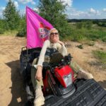 Klavdiya Vysokova Instagram - Самые СЛОЖНЫЕ съемки в жизни. Третья серия «Сердце Клавы», которая все перевернула полностью и открыла мне глаза… мы несколько дней выживали вместе в лесу. Это была настоящая проверка на честность ребят и на их мужские качества. Серия идет всего два часа, а для нас это было 4 дня нон-стоп нахождения рядом друг с другом без связи, полностью оторванными от цивилизации. Так что 99% процентов того, что было - просто не поместилось в монтаж. Песни под гитару и разговоры всю ночь у костра, много диалогов наедине вообще без камер, первые слёзы, первое свидание втроём и поцелуй… Да и каждое из свиданий в реальности длились не менее 2-3 часов, а в эфир входит всего минут 5… Но эфир - это для зрителей. А мы там проживали реально маленькую жизнь и главной целью для меня было разобраться в том, кто есть кто, и понять свои чувства. Ведь я уже начала открывать свое сердце! Детектор лжи заставил посмотреть на некоторых парней иначе и порой от правды было больно. Я еле сдерживала слёзы и в моменте обиду. Ведь когда на тебя льется ледяная помойная вода за их каждую ложь… И потом вы смотрите друг другу в глаза… 💔 Для чистоты эксперимента у каждого из ребят был расширенный детектор лжи до съемок БЕЗ камер (о котором я не знала). Но на основании полученных результатов я также принимала решение, кто же уйдёт. Можно много говорить о том, что тест не стопроцентный, ребята могли переволноваться и прочее, но у меня не было времени разбираться в каждой из ситуаций... Для себя я сохранила только самые лучше воспоминания о каждом из парней! А таких было очень много! 🙏🏼 (и пусть многое останется только между нами). Но, посмотрев серию, я всё же пожалела о том, что попрощалась с одним из участников. И пожалела, что оставила другого… но в моменте я не знала и не видела того, как ребята ведут себя без меня и что они говорят… А вы что думаете? Какие у вас мысли после просмотра? 👇🏼