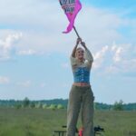 Klavdiya Vysokova Instagram - Самые СЛОЖНЫЕ съемки в жизни. Третья серия «Сердце Клавы», которая все перевернула полностью и открыла мне глаза… мы несколько дней выживали вместе в лесу. Это была настоящая проверка на честность ребят и на их мужские качества. Серия идет всего два часа, а для нас это было 4 дня нон-стоп нахождения рядом друг с другом без связи, полностью оторванными от цивилизации. Так что 99% процентов того, что было - просто не поместилось в монтаж. Песни под гитару и разговоры всю ночь у костра, много диалогов наедине вообще без камер, первые слёзы, первое свидание втроём и поцелуй… Да и каждое из свиданий в реальности длились не менее 2-3 часов, а в эфир входит всего минут 5… Но эфир - это для зрителей. А мы там проживали реально маленькую жизнь и главной целью для меня было разобраться в том, кто есть кто, и понять свои чувства. Ведь я уже начала открывать свое сердце! Детектор лжи заставил посмотреть на некоторых парней иначе и порой от правды было больно. Я еле сдерживала слёзы и в моменте обиду. Ведь когда на тебя льется ледяная помойная вода за их каждую ложь… И потом вы смотрите друг другу в глаза… 💔 Для чистоты эксперимента у каждого из ребят был расширенный детектор лжи до съемок БЕЗ камер (о котором я не знала). Но на основании полученных результатов я также принимала решение, кто же уйдёт. Можно много говорить о том, что тест не стопроцентный, ребята могли переволноваться и прочее, но у меня не было времени разбираться в каждой из ситуаций... Для себя я сохранила только самые лучше воспоминания о каждом из парней! А таких было очень много! 🙏🏼 (и пусть многое останется только между нами). Но, посмотрев серию, я всё же пожалела о том, что попрощалась с одним из участников. И пожалела, что оставила другого… но в моменте я не знала и не видела того, как ребята ведут себя без меня и что они говорят… А вы что думаете? Какие у вас мысли после просмотра? 👇🏼