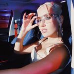 Klavdiya Vysokova Instagram - Принимаю поздравления 😍😍 Эта красотка теперь МОЯ!! 🚗❤️ Одной блондинкой за рулём стало больше 😉 Я, как амбассадор, стала первой в России обладательницей OMODA S5GT и теперь хочу порадовать кого-нибудь из вас и приглашаю прокатиться со мной (это не шутка!!!) 🥰 Подробности ищи тут @omoda.russia ❤️‍🔥