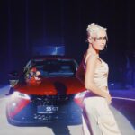 Klavdiya Vysokova Instagram - Принимаю поздравления 😍😍 Эта красотка теперь МОЯ!! 🚗❤️ Одной блондинкой за рулём стало больше 😉 Я, как амбассадор, стала первой в России обладательницей OMODA S5GT и теперь хочу порадовать кого-нибудь из вас и приглашаю прокатиться со мной (это не шутка!!!) 🥰 Подробности ищи тут @omoda.russia ❤️‍🔥
