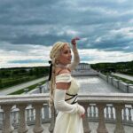 Klavdiya Vysokova Instagram - Сказка, воплотившаяся в жизнь! 🕊️ Сегодня выходит 2-я серия «Сердце Клавы» - это просто кино!!! Чего стоят одни образы и первые свидания 💔😍 Предлагаю всем устраиваться поудобнее, включать «Пятницу» и обсуждать всё в реальном времени в комментах! 👇🏼 Царство-Королевство