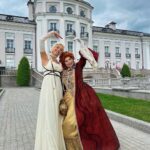 Klavdiya Vysokova Instagram - Сказка, воплотившаяся в жизнь! 🕊️ Сегодня выходит 2-я серия «Сердце Клавы» - это просто кино!!! Чего стоят одни образы и первые свидания 💔😍 Предлагаю всем устраиваться поудобнее, включать «Пятницу» и обсуждать всё в реальном времени в комментах! 👇🏼 Царство-Королевство