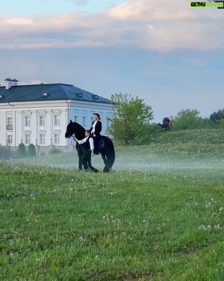 Klavdiya Vysokova Instagram - Сказка, воплотившаяся в жизнь! 🕊️ Сегодня выходит 2-я серия «Сердце Клавы» - это просто кино!!! Чего стоят одни образы и первые свидания 💔😍 Предлагаю всем устраиваться поудобнее, включать «Пятницу» и обсуждать всё в реальном времени в комментах! 👇🏼 Царство-Королевство